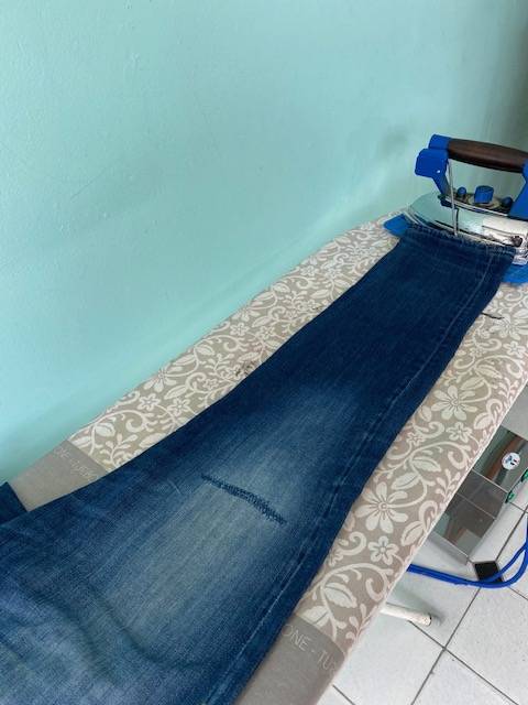 Couturière pour retouche de jean troué au niveau du genou à Aix-en-provence